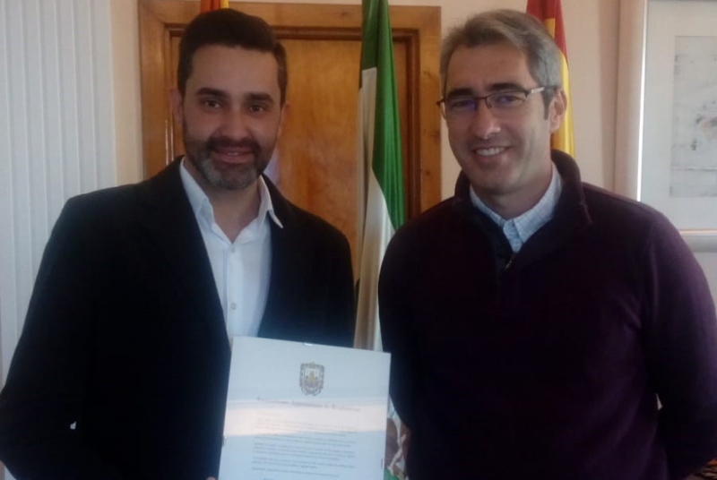 EL ALCALDE ENTREGA UNA CARTA DE FELICITACIÓN Y RECONOCIMIENTO INSTITUCIONAL A JOSÉ ANTONIO JIMÉNEZ, AUTOR DEL CARTEL OFICIAL DE LA SEMANA SANTA DE MÁLAGA 2019