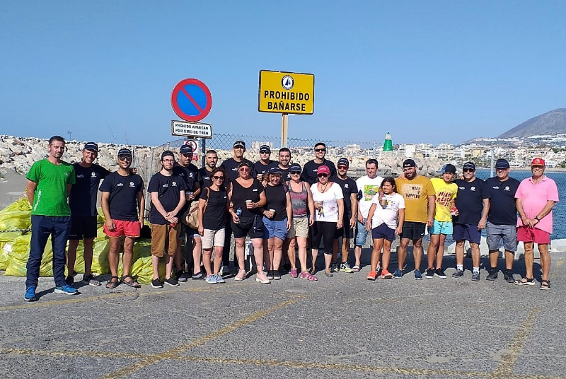 CASI UNA TREINTENA DE VOLUNTARIOS PARTICIPARON EN LA PRIMERA JORNADA DE LIMPIEZA DEL ESPIGÓN DE PONIENTE
