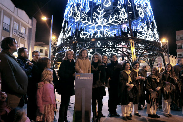 Centenares de benalmadenses asisten a la inauguración del alumbrado navideño en los tres núcleos del municipio