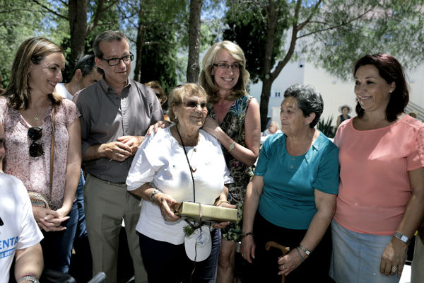 Entrega de camisetas a los mayores del Paseo de la Salud con motivo del XIV aniversario de esta actividad organizada desde la Delegación de Sanidad y Bienestar Social y Tercera Edad