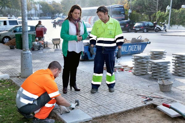 Vías y Obras concluye el arreglo del acerado de la avenida García Lorca