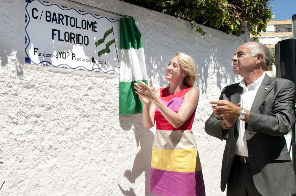 La regidora preside el acto de entrega del título de 'Hijo Adoptivo' a Bartolomé Florido