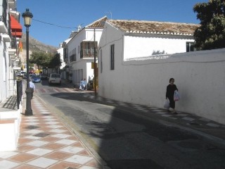 Reabre al tráfico la Avda. Juan Luis Peralta, en Benalmádena pueblo