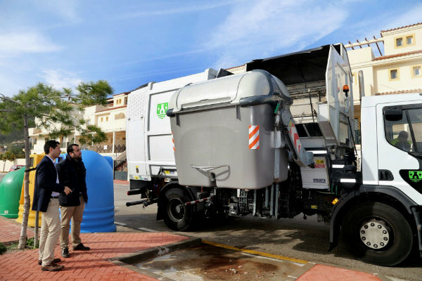 El Ayuntamiento intensifica las labores de limpieza en los contenedores e islas ecológicas