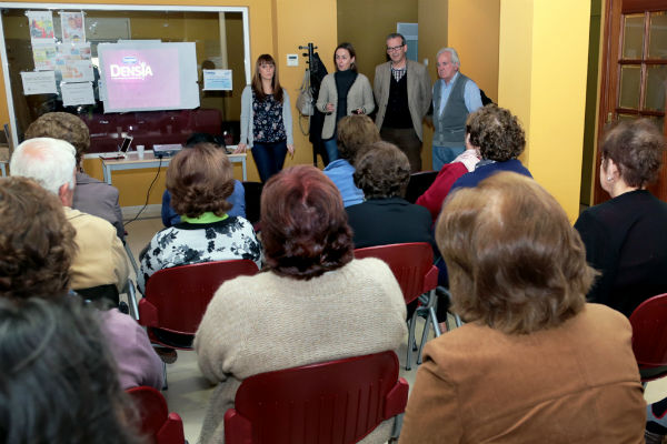 Más de un centenar de mayores participan en la charla de nutrición y dietética impulsadas por el Ayuntamiento
