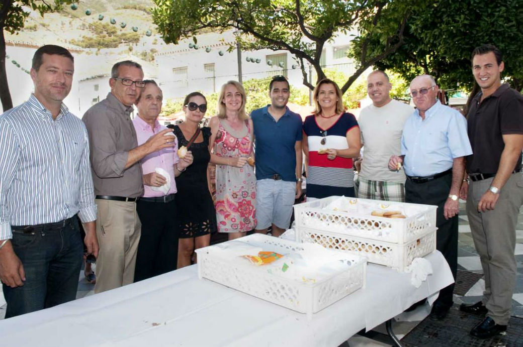Arranca la Feria de Día en el pueblo con la tradicional chocolatada en la Plaza de España