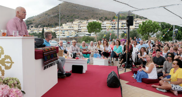 Más de 1.500 personas asisten a la conferencia del Lama Ole Nidahl en la Estupa budista