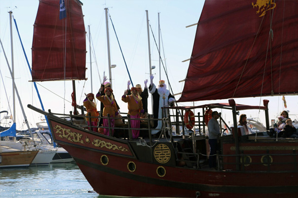 El Puerto Deportivo acoge la multitudinaria bienvenida a los Reyes Magos de Oriente