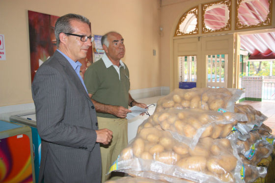 Bartolomé Florido hace una donación de 250 kg de patatas andaluzas a la Asociación Comedor Social