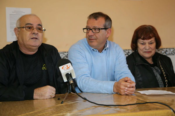 Un vecino de Benalmádena hace entrega de un donativo a la Asociación Comedor Social de Benalmádena