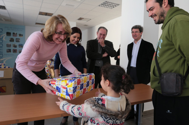 La Alcaldesa preside la entrega de juguetes a 150 familias usuarias de Bienestar Social