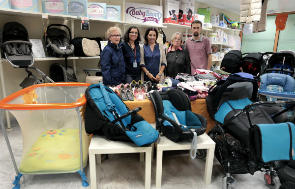 El establecimiento 'Babyboom Factory' dona un lote de artículos de bebé a Cáritas