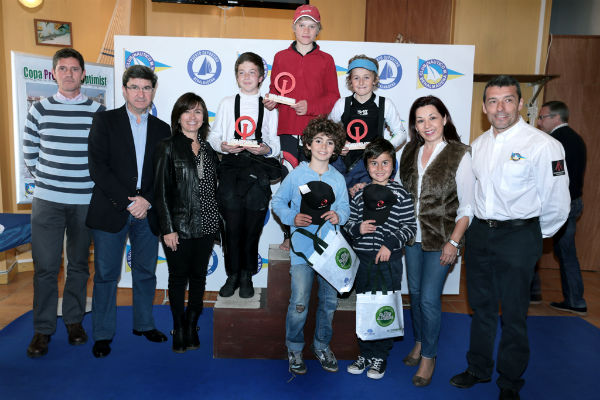 Cerca de 60 jóvenes regatistas participan en la Copa Provincial Clase optimist en Benalmádena