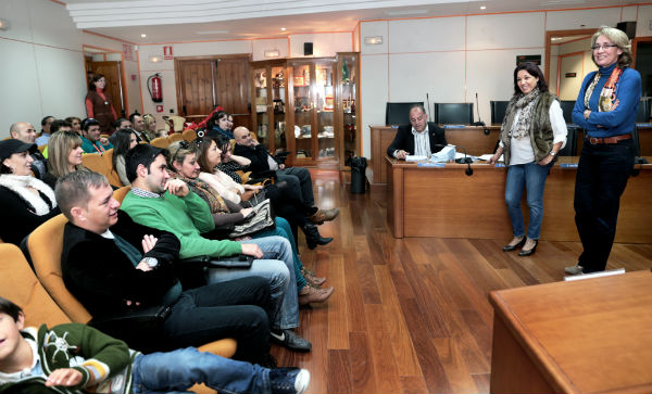 La alcaldesa entrega los premios a los paticipantes en la VI Ruta 'De Tapas por Benalmádena'