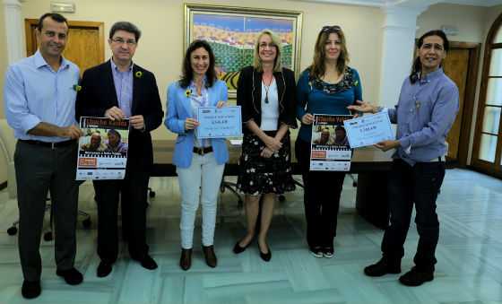 La alcaldesa entrega a Cudeca y 'Una Luz para Ezequiel' la recaudación del concierto de Chucho Valdés