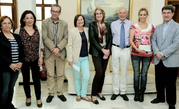 La alcaldesa preside la entrega del dinero recaudado por la comunidad británica en la fiesta de San Jorge y las asociaciones Anabe y Afab