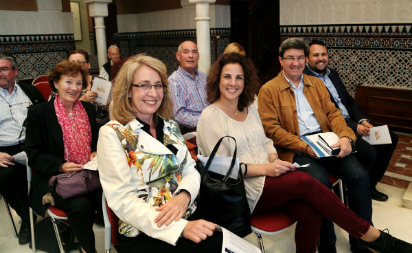 La alcaldesa preside el acto literario 'Escritores y Escritoras con Voz'