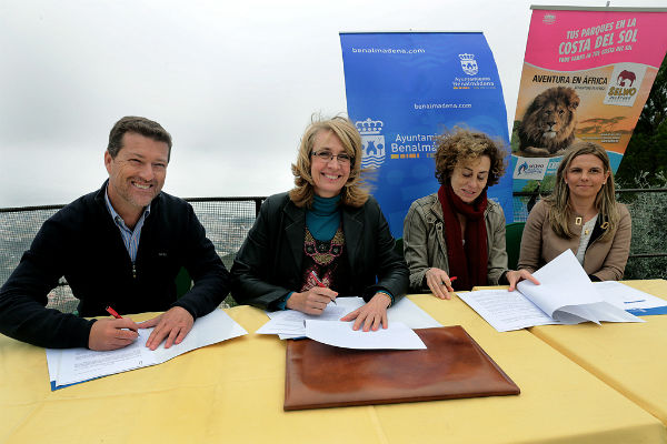 La alcaldesa firma un convenio para celebrar el Día del Empadronado en el Teleférico de Benalmádena