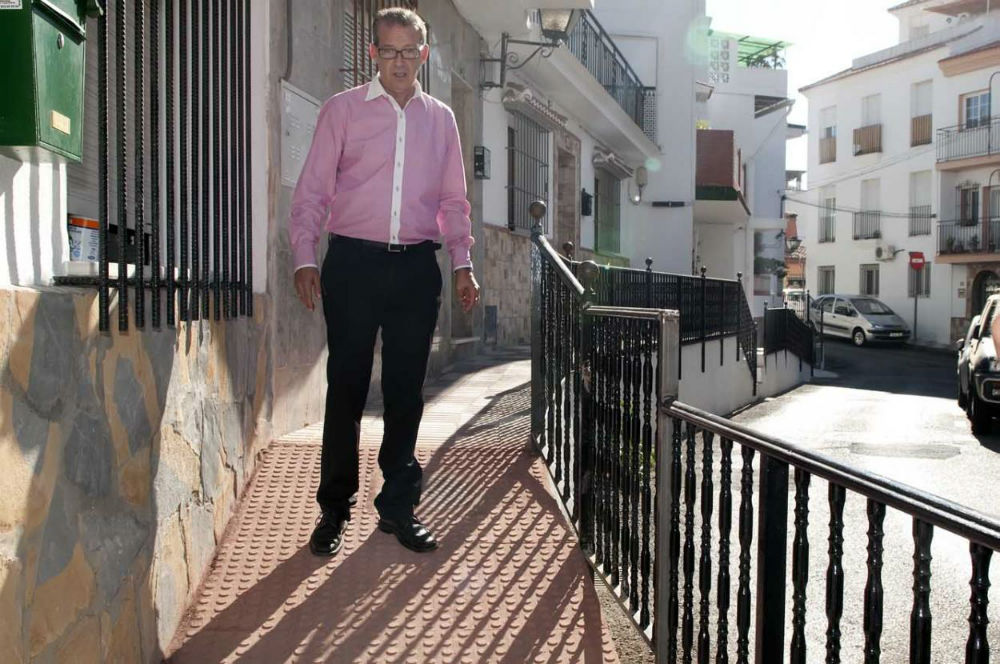 El equipo de intervención rápida de los servicios operativos acondicionan una rampa de acceso en calle Hinojo