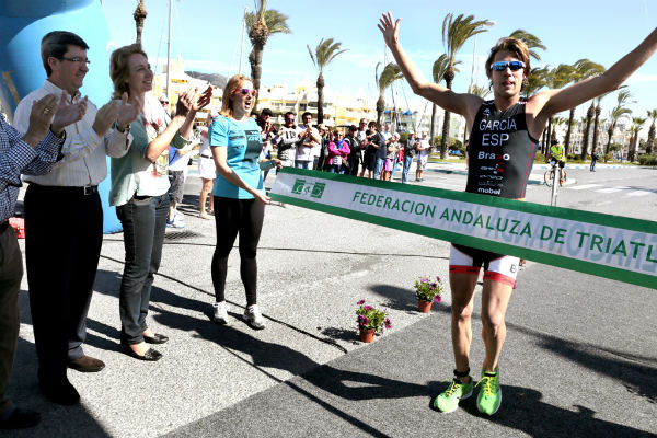 Más de 300 deportistas participaron en el III Triatlón de Benalmádena