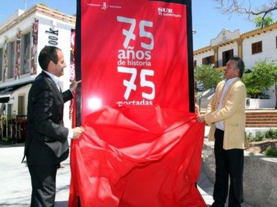 El Alcalde Inaugura la Exposicion de Portadas de Diario Sur.