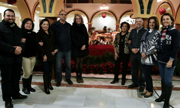 La alcaldesa inaugura el Belén municipal, compuesto por másde 200 piezas y con el patio de la Casa de la Cultura como escenario