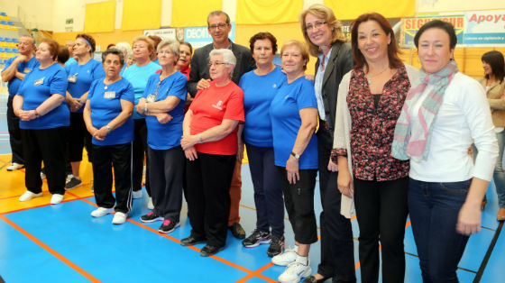 La alcaldesa comparte con los mayores la celebración de la XIII Jornada de Actividades Deportivas al Aire Libre