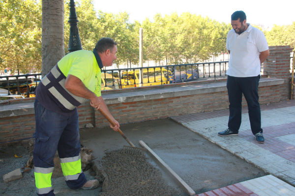 Servicios Operativos acomete mejoras en acerado de Camino del Prado