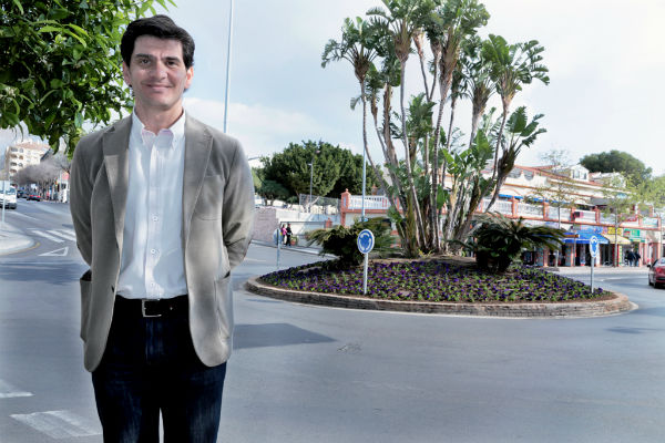 El Ayuntamiento embellece con 3.500 petunias las céntricas calles del municipio de cara a la Semana Santa
