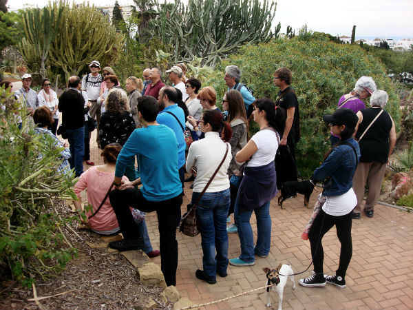 Cerca de medio centenar de benalmadenses participan en el paseo botánico por el Parque de la Paloma