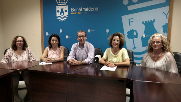 Una treintena de benalmadenses se benefician de un taller gratuito de yoga en el centro cultural 'Manuel Estepa'