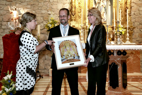 Más de 200 personas asisten al I Pregón de Pentecostés de la Hermandad del Rocío de Arroyo de la Miel