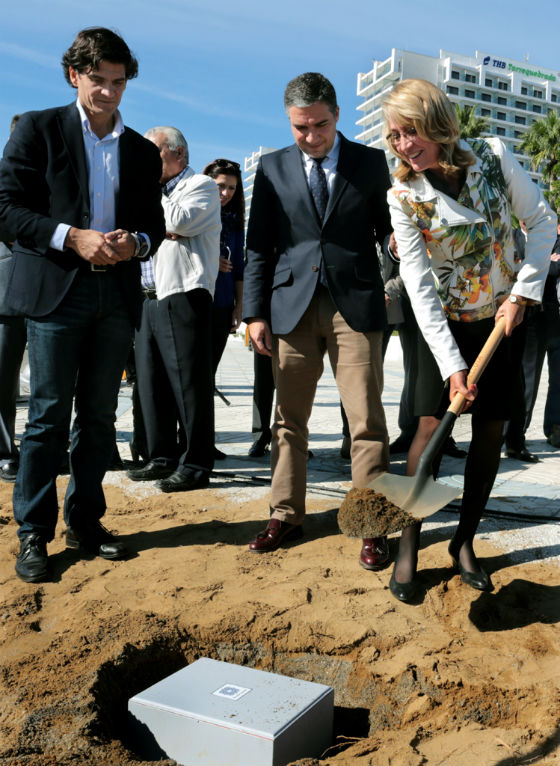 La alcaldesa preside la colocación de la primera piedra del proyecto de remodelación del Paseo Marítimo de Torrequebrada