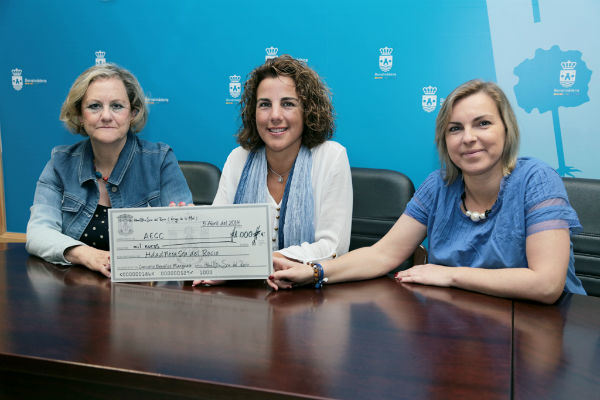 La Hermandad del Rocío entrega a la Asociación Contra el Cáncer 1.000 euros recaudados en su concierto solidario