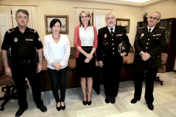 La alcaldesa recibe al nuevo Comisario Jefe del Cuerpo Nacional de Policía del Benalmádena, Domingo Suárez