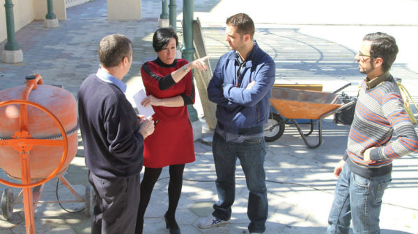 Concepción Tejada y Juan Olea visitan los trabajos de remodelación del escenario de la Plaza de la Mezquita