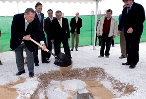 El Alcalde colocó la primera piedra de una nueva residencia de mayores