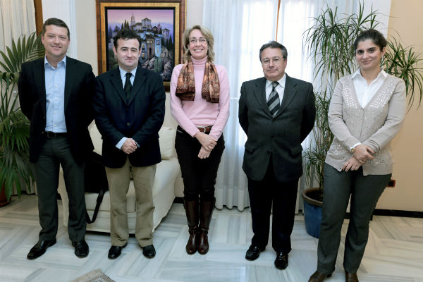 La alcaldesa acuerda con la EOI la apertura en febrero del plazo de solicitud de becas