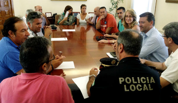 La alcaldesa trata con el sector del taxi la problemática del intrusismo y la competencia desleal