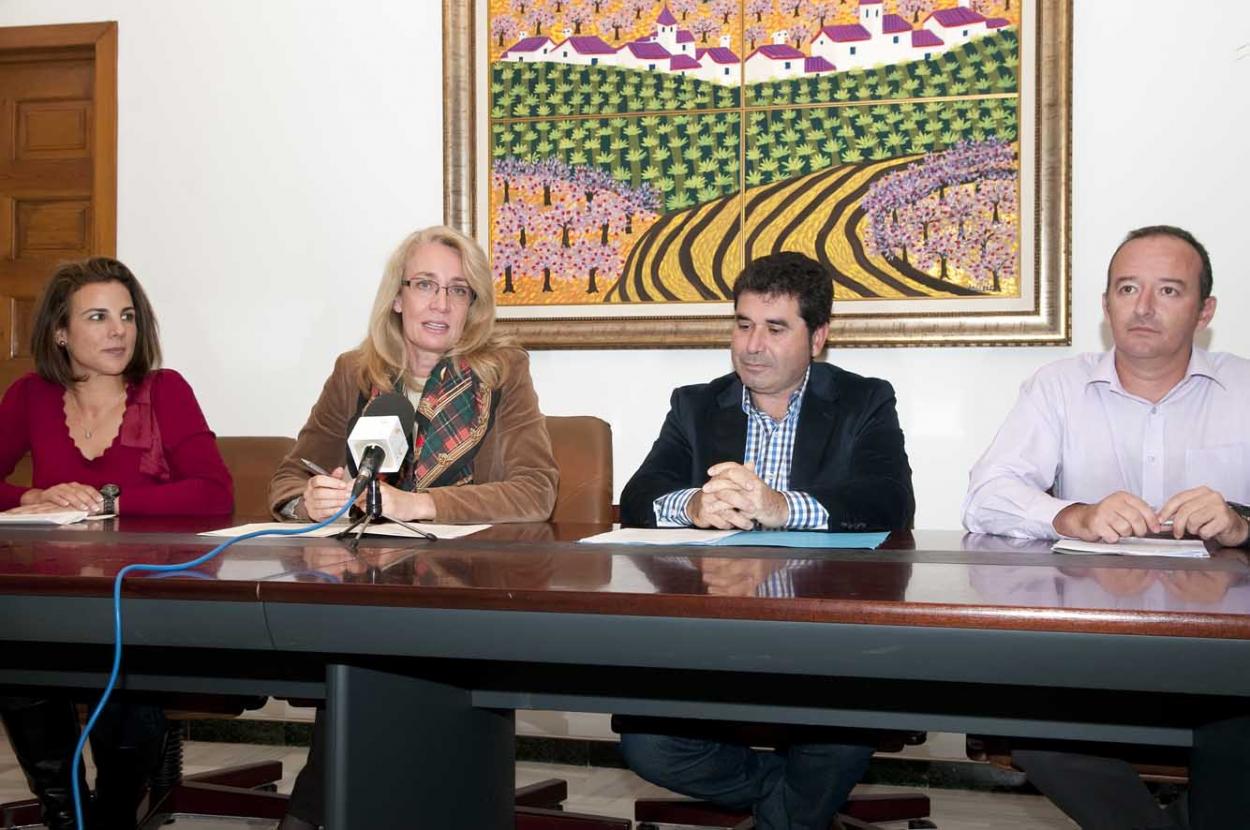 La AECC impone su insignia a la Virgen de la Cruz de Benalmádena Pueblo