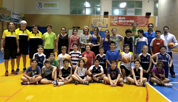 La alcadesa visita las Escuelas Municipales de Baloncesto y Voleibol en el polideportivo de Arroyo de la Miel