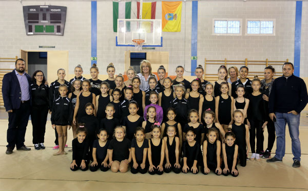 La regidora visita a las alumnas de la Escuela Municipal de Gimnasia Rítmica en Benalmádena Pueblo