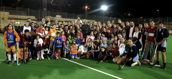 La alcaldesa destaca la labor de la Escuela Municipal de Hockey para consolidar a Benalmádena como referente en este deporte