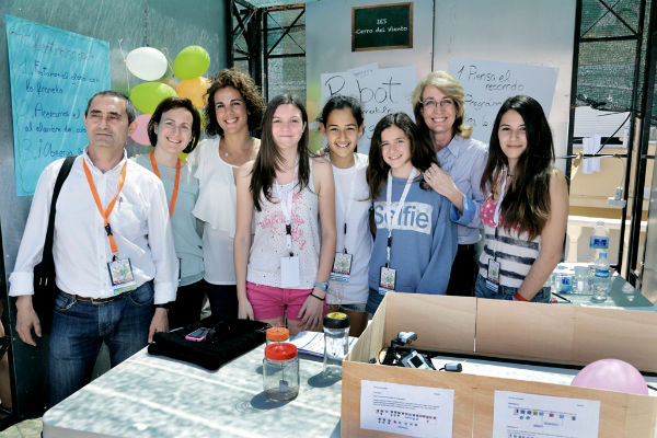La alcaldesa visita la Feria de las Ciencias 'Ibn Al-Baytar' que ha contado con la participación y asistencia de más de 2.000 alumnos