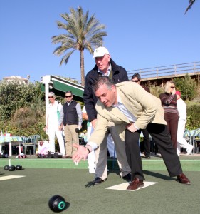 Municipal Golf Club hosted a mach between the National and the Provincial bowling teams.