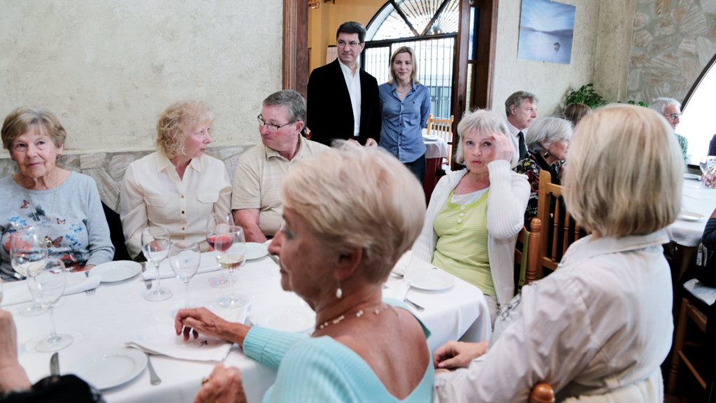 Foreign Residents learn some Spanish cooking