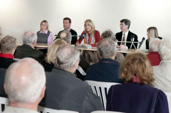 The Mayor meets British residents in the Innova Park