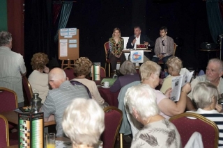 The Mayor Javier Carnero meets foreign residents.