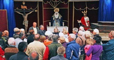 The Mayor Javier Carnero visits The Holy Week Brotherhood together with a group of foreign residents