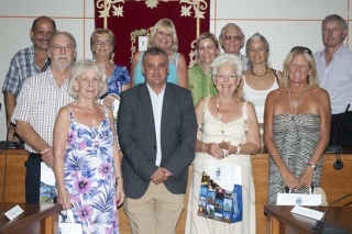 The mayor of Benalmádena with the foreign volunteers who participated in the Summer English Workshop